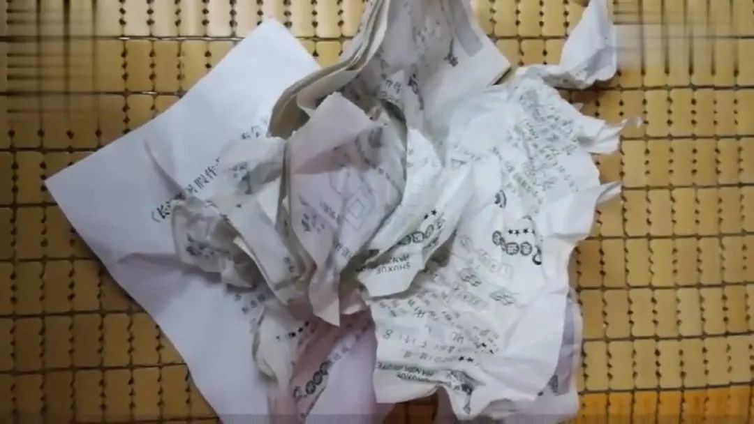 暑假作业被撕的图片暑假作业遭遇悲剧，作业被撕的图片引发深思