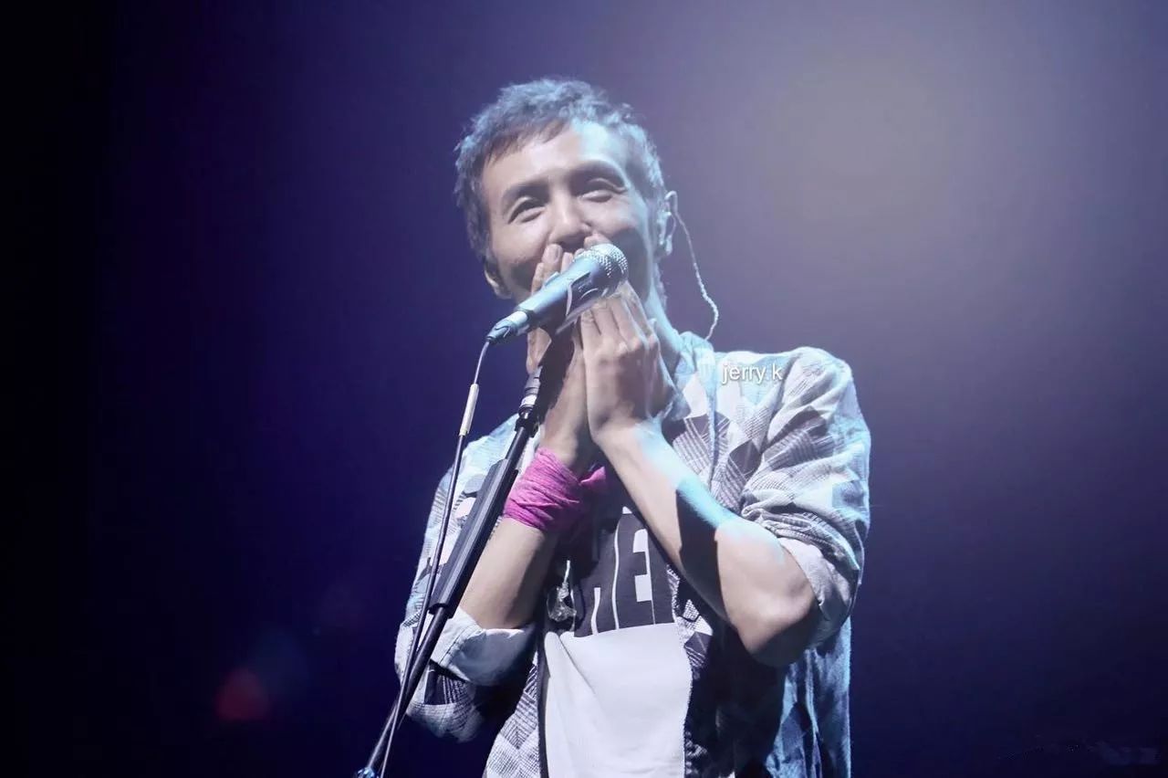 朴树演唱会状态不佳鞠躬道歉朴树在演唱会上的状态不佳并向观众鞠躬道歉，这一事件引起了广泛的关注和讨论。作为一名知名的音乐人，朴树一直以来都备受粉丝们的喜爱和支持。然而，这次演唱会上出现状态不佳的情况，对于朴树和观众来说都是一个遗憾。
