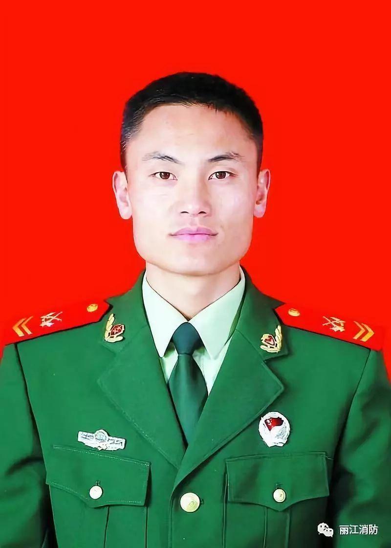 一等功爷爷送孙子去国防科大报到一等功爷爷送孙子去国防科大报到的荣耀时刻