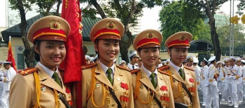 解放军在越南阅兵式帅气登场解放军在越南阅兵式上震撼登场，英勇风采尽显无敌气势