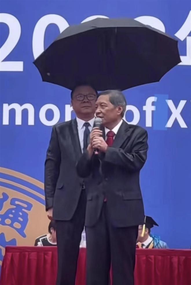 校长打伞校长打伞，引领校园文化的积极力量