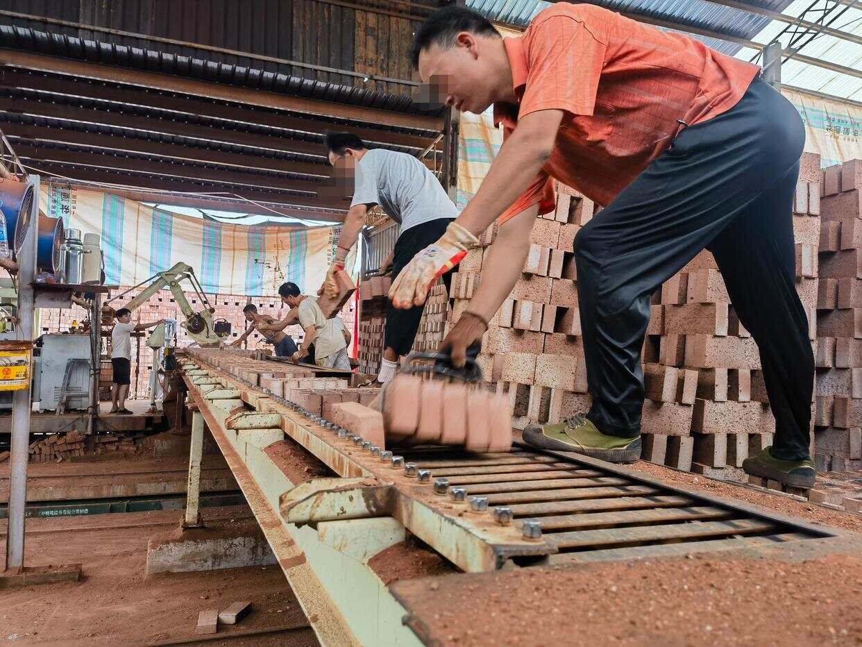 智障工人砖厂智障工人砖厂，理解、尊重与平等