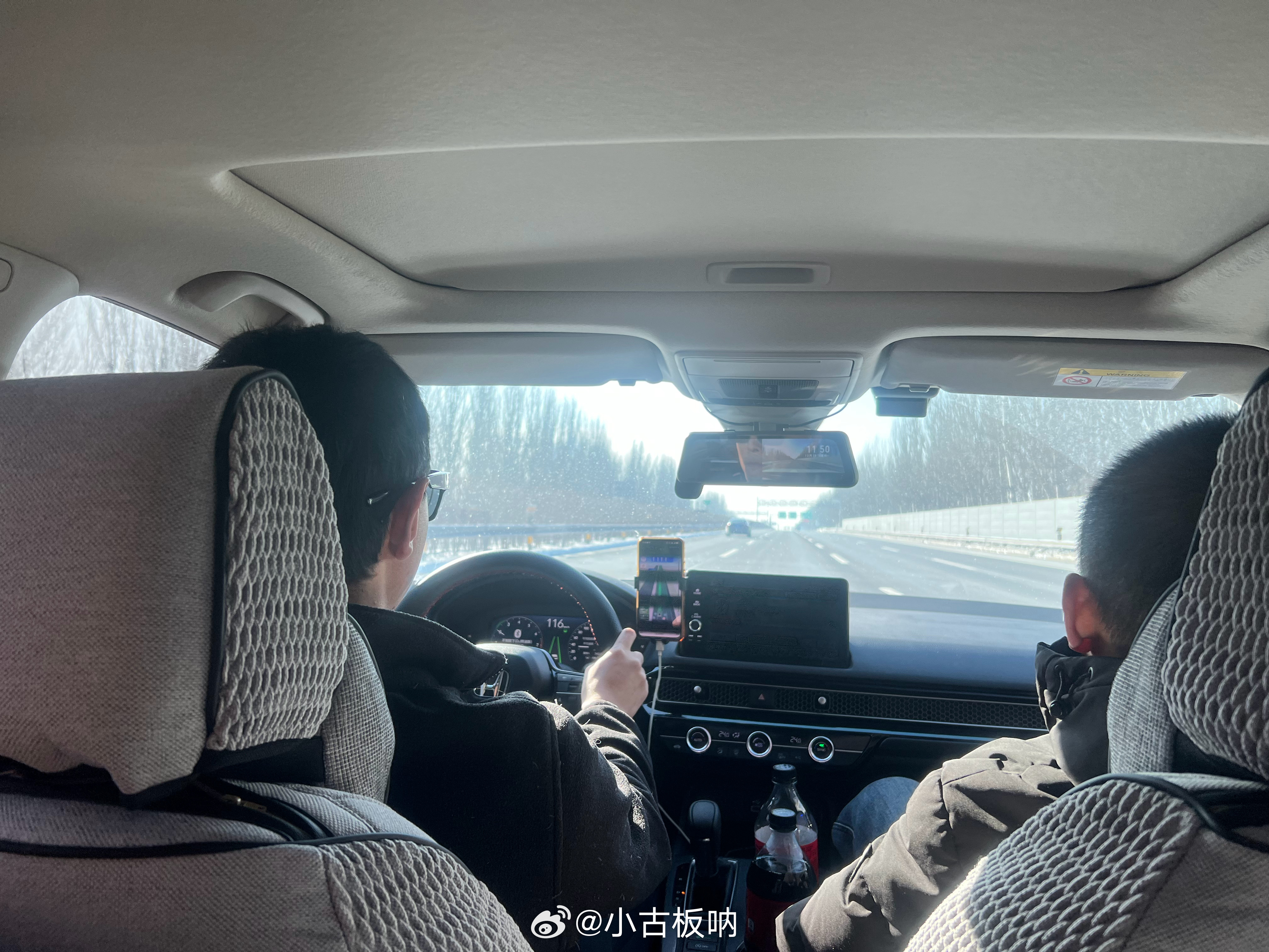 网友开车遇四人在行车道上聚餐网友开车途中惊现奇特景象，四人在行车道上聚餐